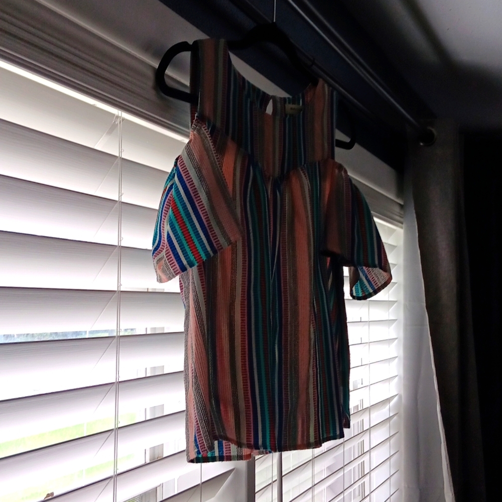 Monteau cold shoulder top size large